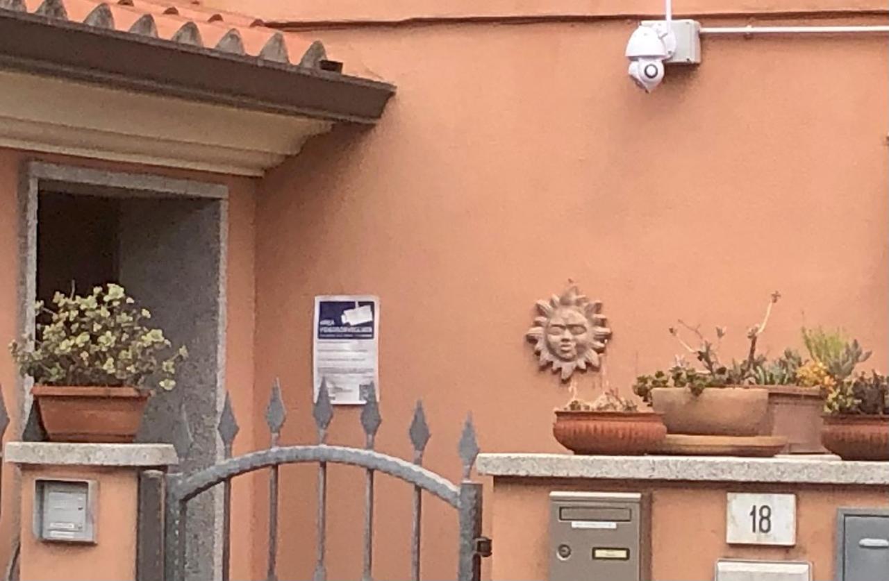 Presso La Maison De Gioel Usufruirai Di Un Appartamento Indipendente Dotato Di Uso Cucina E Lavatrice Arredato In Maniera Funzionale Situato In Ottima Posizione Vicino A Supermercati Caffetterie Pasticcerie Bar Pizzerie E Tanti Altri Servizi أولبيا المظهر الخارجي الصورة